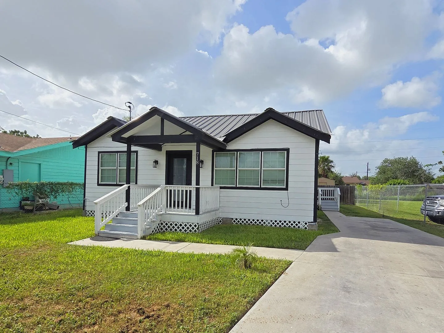 Beautifully Remodeled 3bd/2bth Home On A Large Lot! - Move In Special — Photo 1