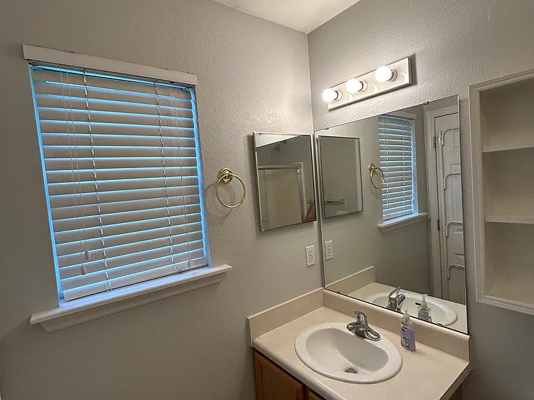 2738 W Tharpe St #402 — Photo 5