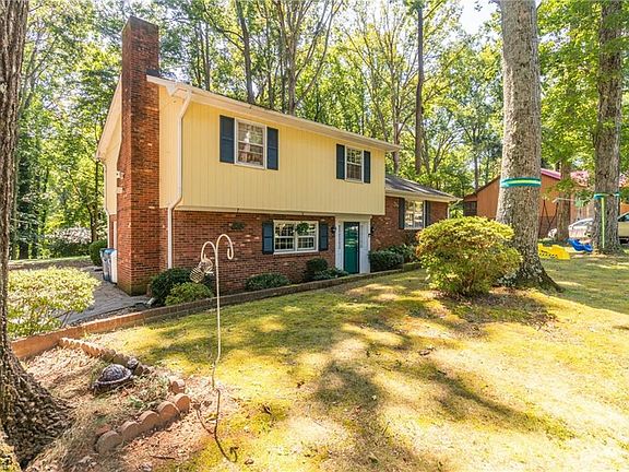 2nd image of 166 Charlotte Pl