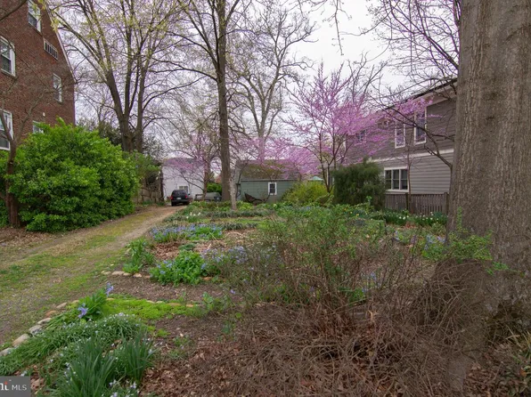 2401 N Dickerson St, Arlington, VA 22207