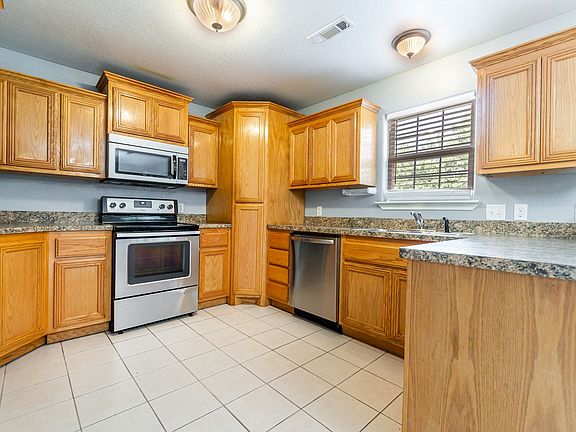 5th image of 655 Woodland St