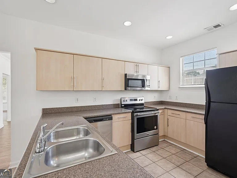 2596 Bates St SE — Photo 16