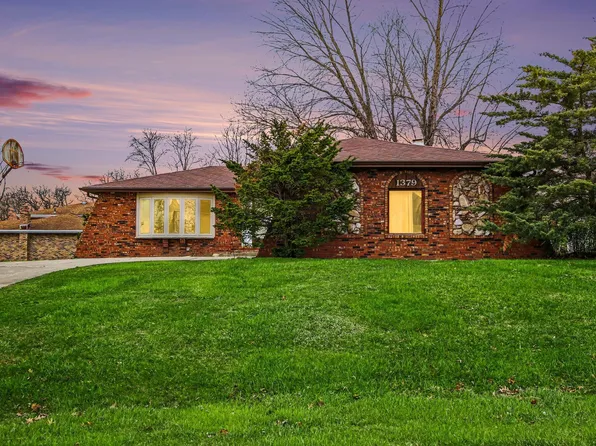 1379 Leeward Rd, Crown Point, IN 46307