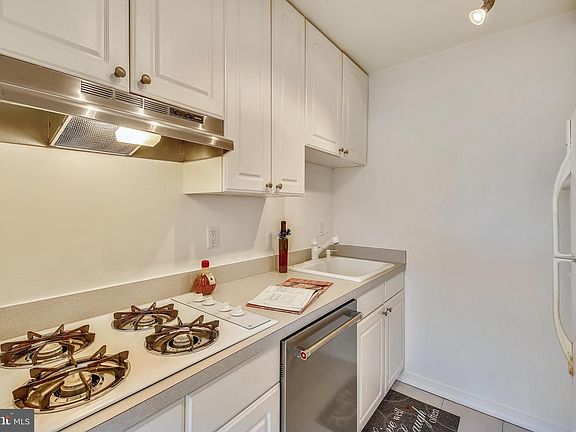 4th image of 10401 Grosvenor Pl APT 407
