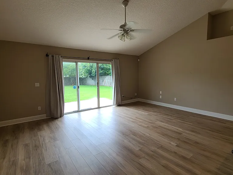 804 Esquire Ln — Photo 6