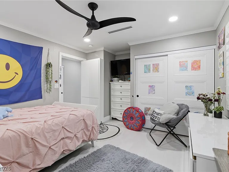 300 E Lacy Ln — Photo 29