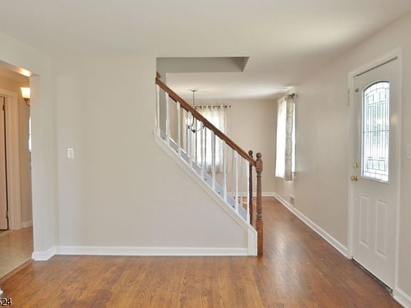 3rd image of 35 Troy Rd