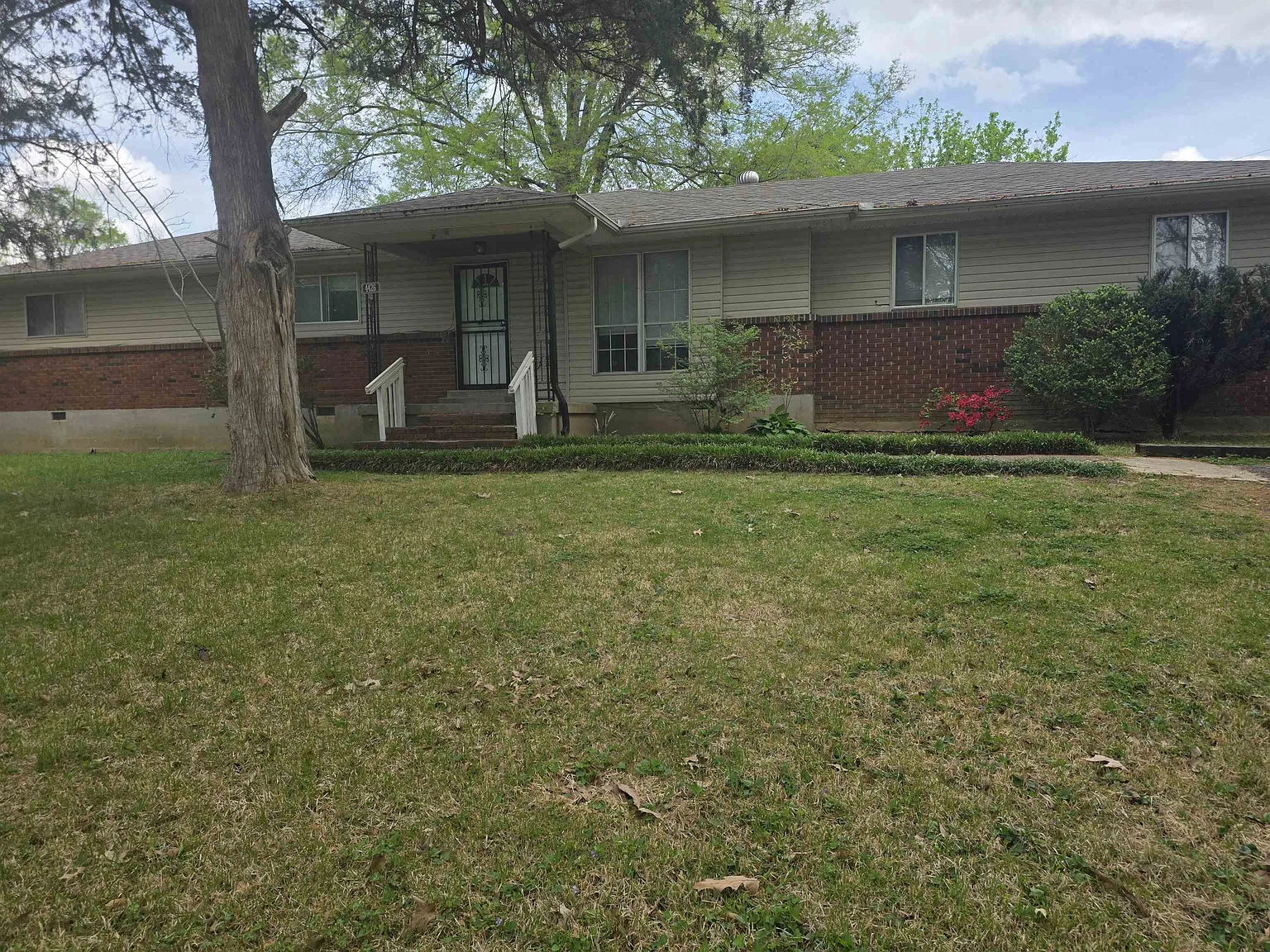3 bed, 2.0 bath, 1956 sqft, $1,575 — Photo 2