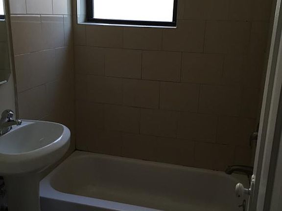 3rd image of 3618 N Marshfield Ave APT Gdn