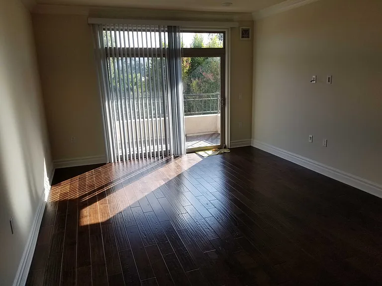 Riverside Dr — Photo 31