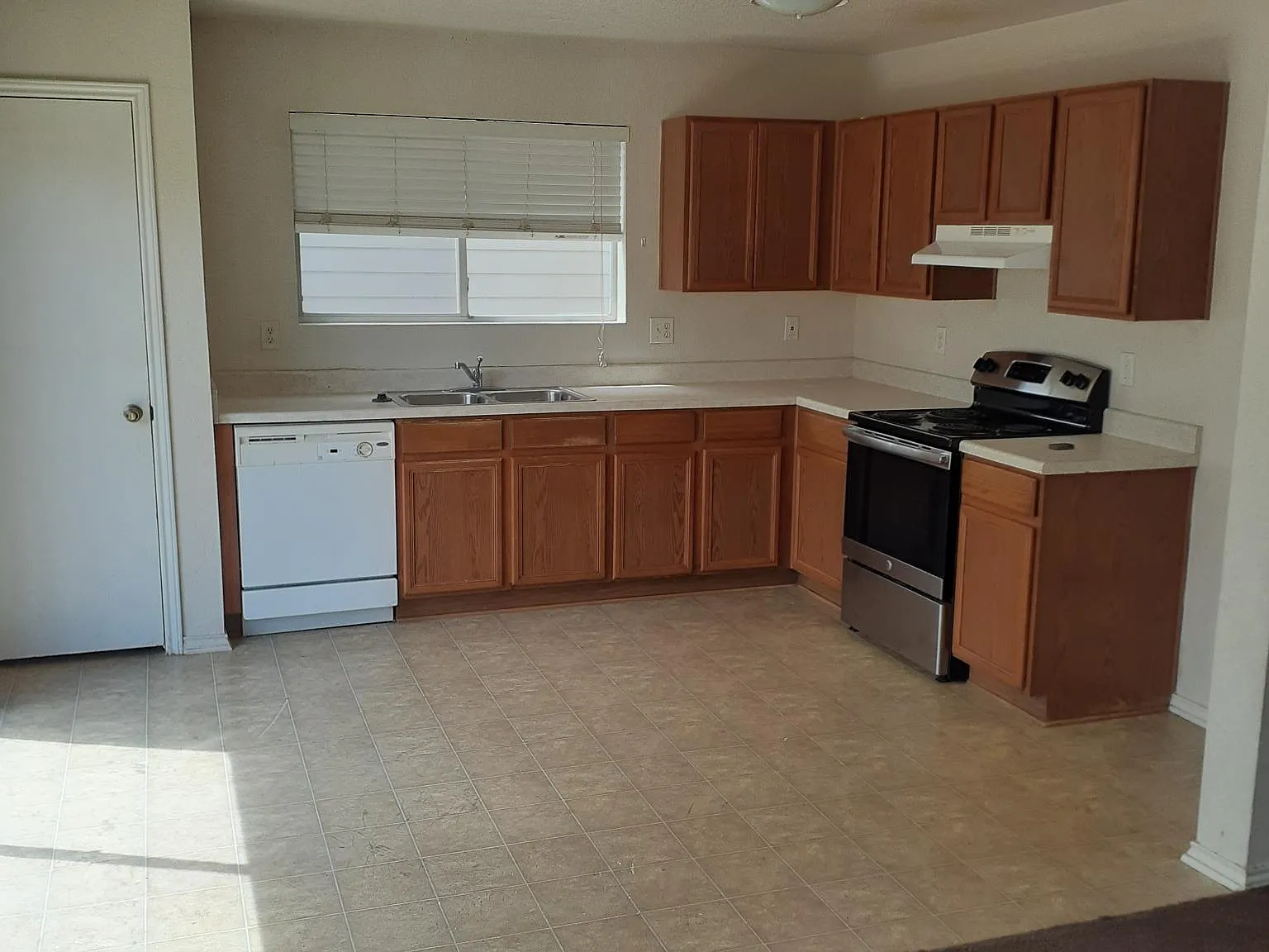 4 bed, 2.5 bath, 2016 sqft, $1,850 — Photo 3
