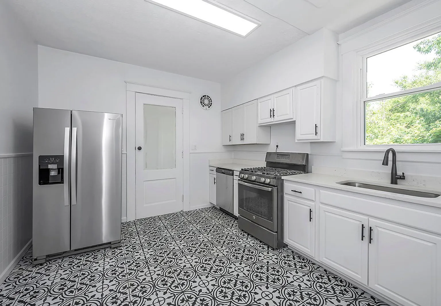 4 bed, 1.0 bath, 1250 sqft, $2,695 — Photo 3