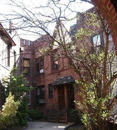 3rd image of 3953 Greenpoint Ave