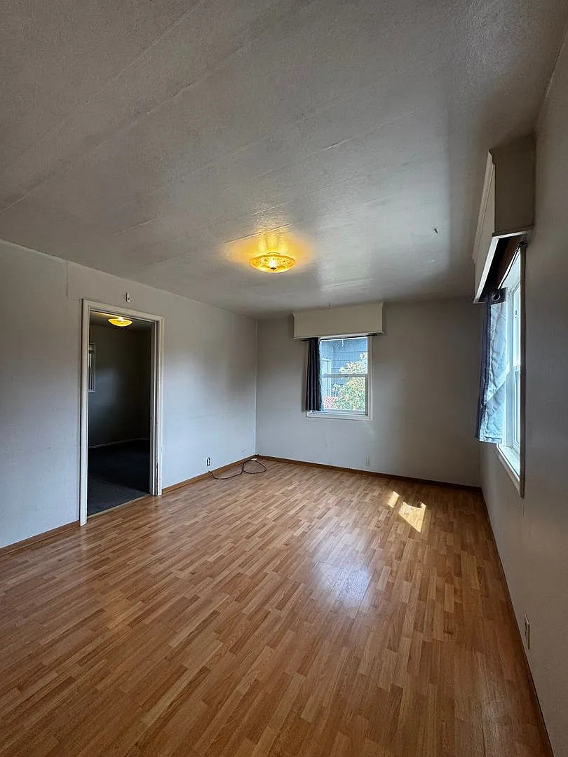 1-Bedroom Near Downtown — Photo 2