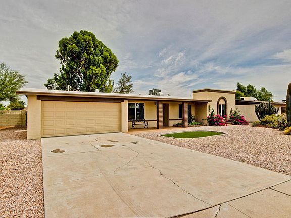 3rd image of 3902 E Paradise Dr