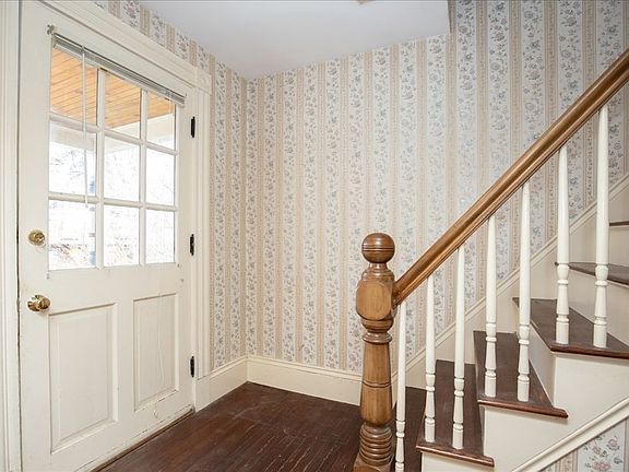 3rd image of 49R Elm St