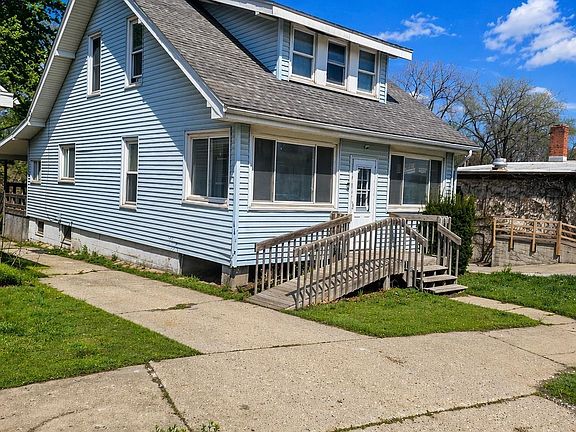 2nd image of 107 Roosevelt St