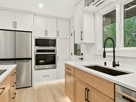 5th image of 2126 10th Ave NE