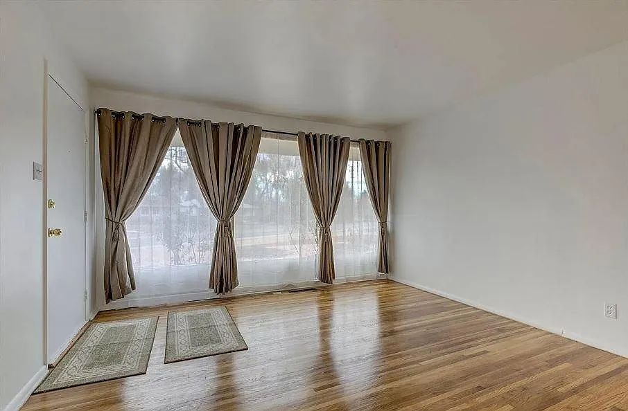 3 bed, 900 sqft, $2,260 — Photo 3