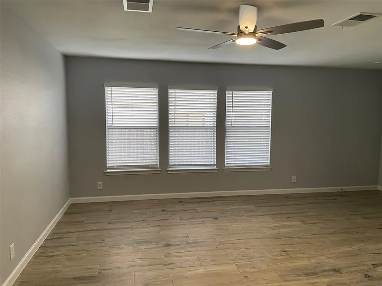 2911 Donnell Dr — Photo 3