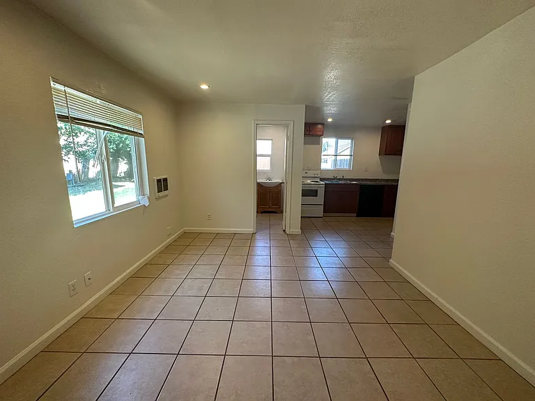 918 1/2 Santa Fe Ave — Photo 2