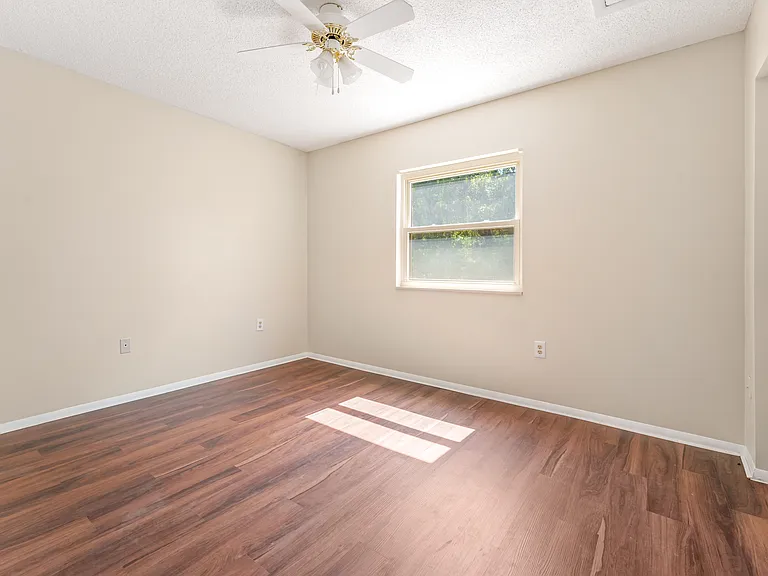 331 Greencastle Dr — Photo 27