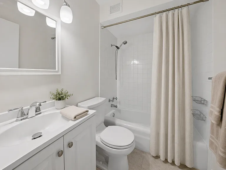 636 W Webster Ave #304 — Photo 13