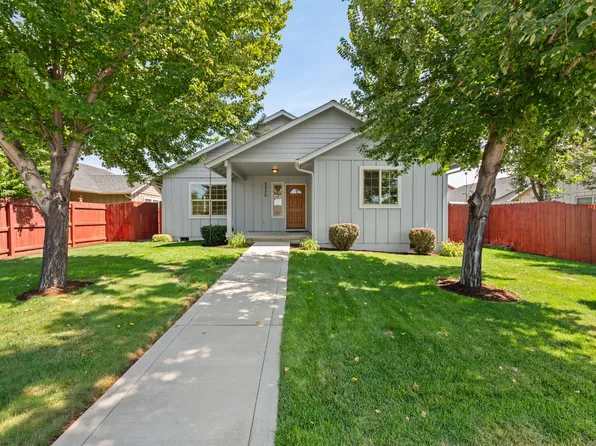 2330 NW 10th St, Redmond, OR 97756