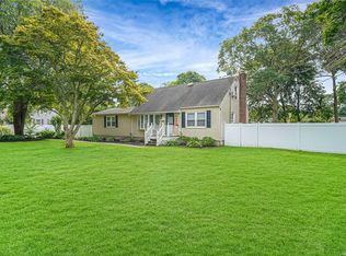 20 Floradora Dr, Mastic, NY 11950