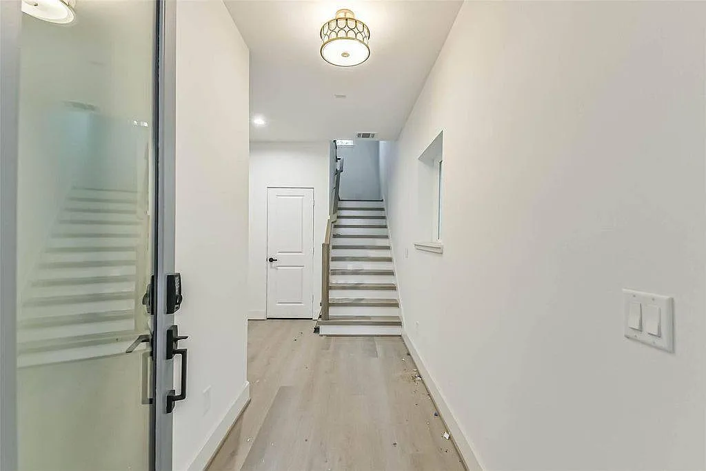 7709 Earl Rudder Way in Houston, TX 77055 — Photo 2