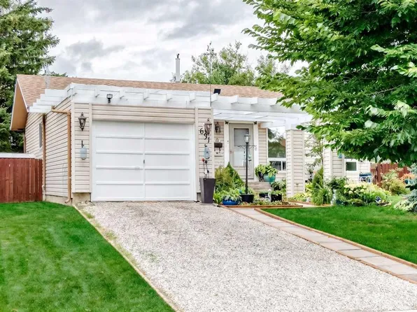 631 N Brookpark Dr SW, Calgary, AB T2W 2P8