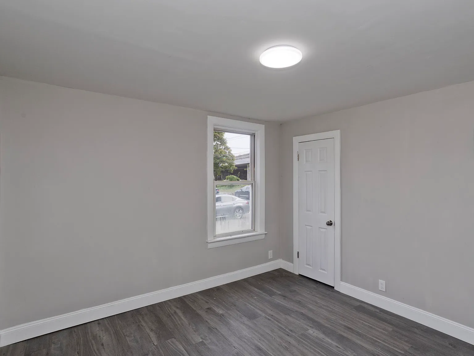 3 bed, 3600 sqft, $2,300 — Photo 2