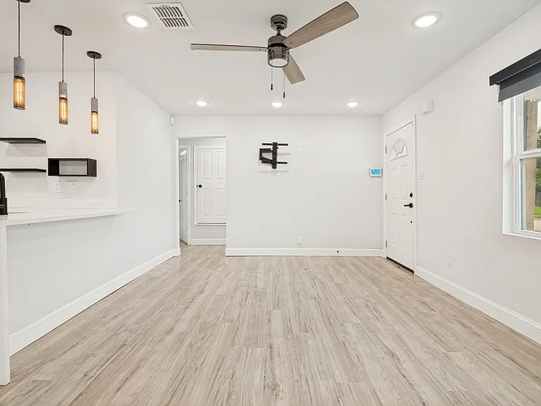 1301 Cardinal St — Photo 9