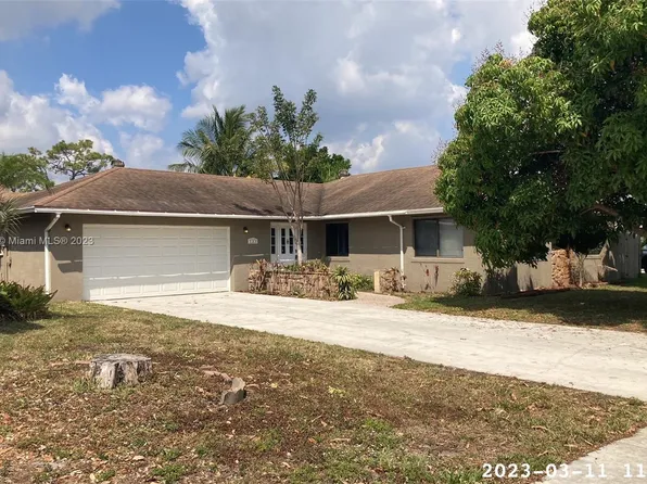 585 Toxaway Dr, West Palm Beach, FL 33413