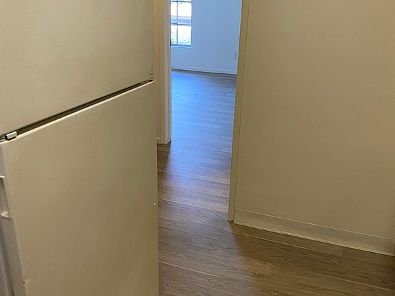 5th image of 555 Greenbrier Dr APT 33