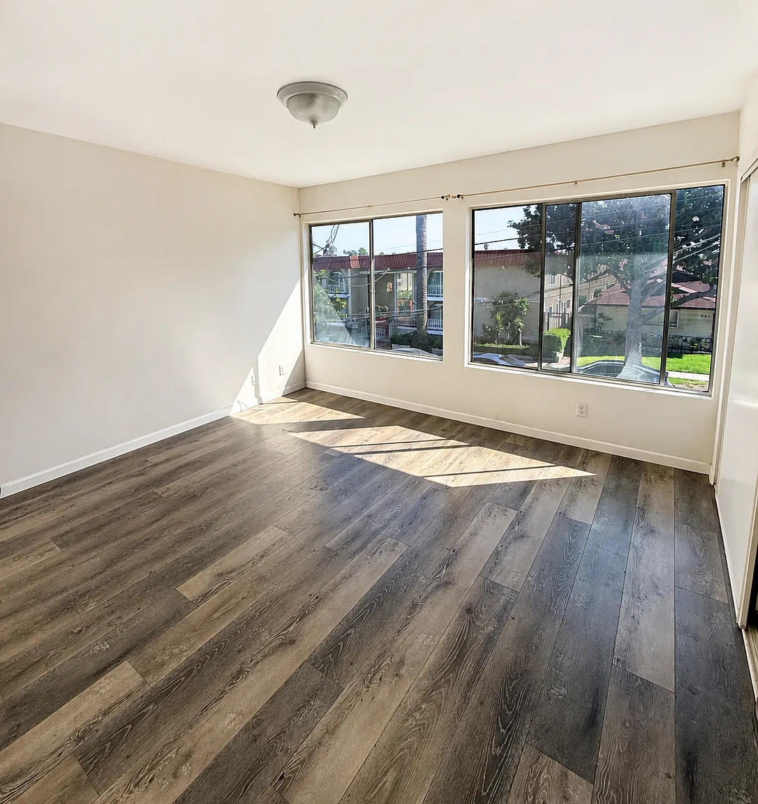 3 bed, 1000 sqft, $2,995 — Photo 4