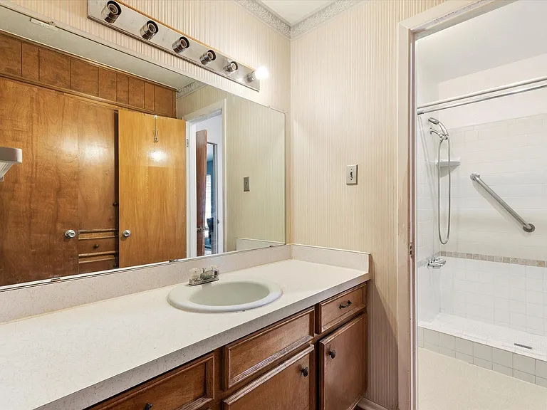1905 Alamo Dr — Photo 21