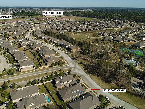 It's s short walk to Cox Intermediate and York Jr High in the sought after Conroe school district.