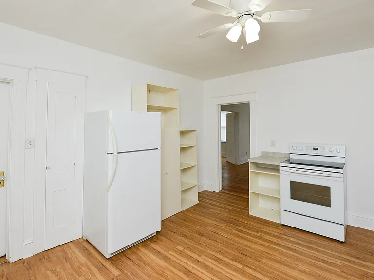 390 Clinton St — Photo 24
