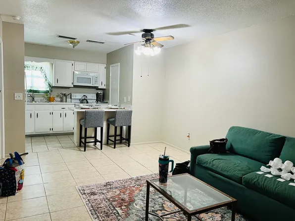 1100 E Caroline St, Tavares, FL 32778
