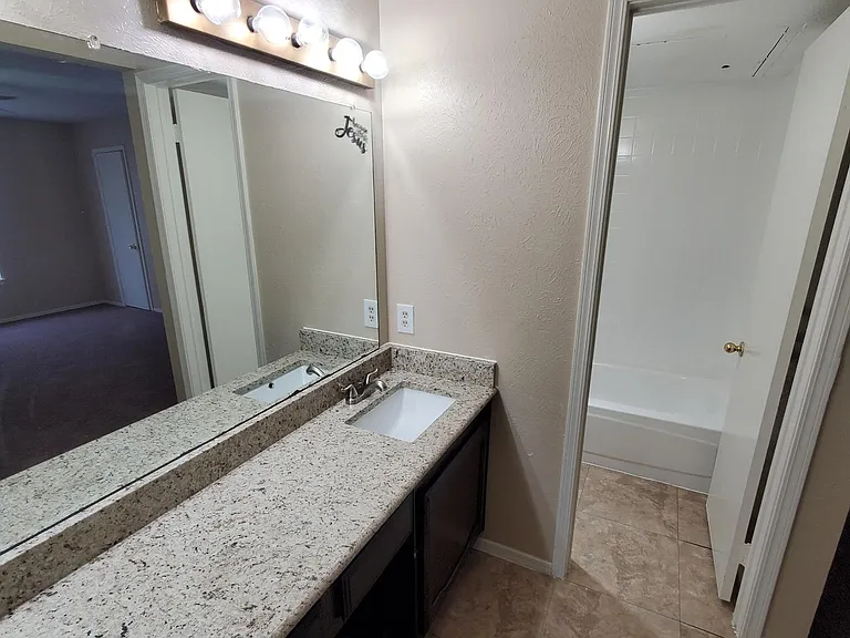 1125 Greenbriar Ln — Photo 10