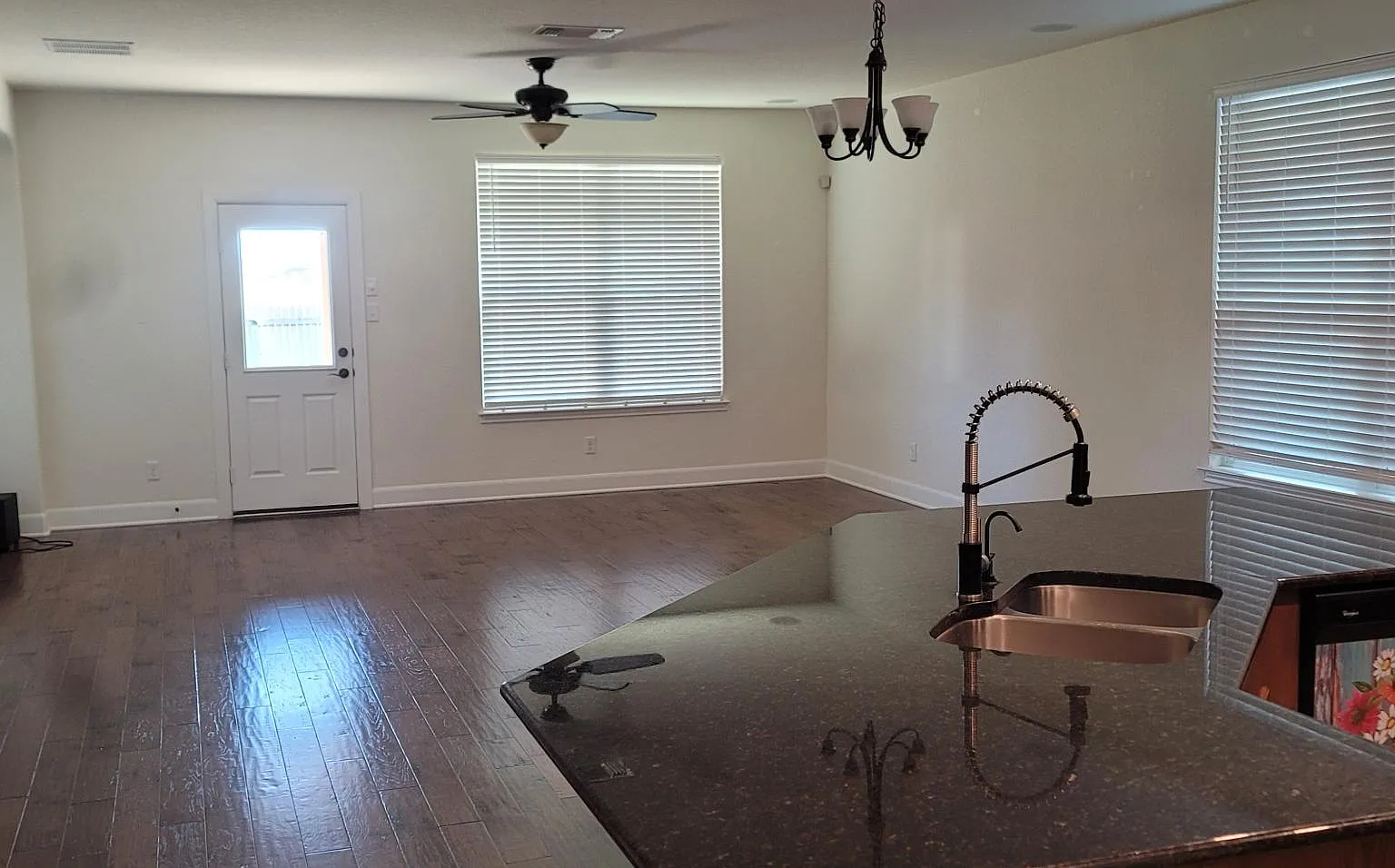 3 bed, 2.5 bath, 2100 sqft, $2,100 — Photo 4