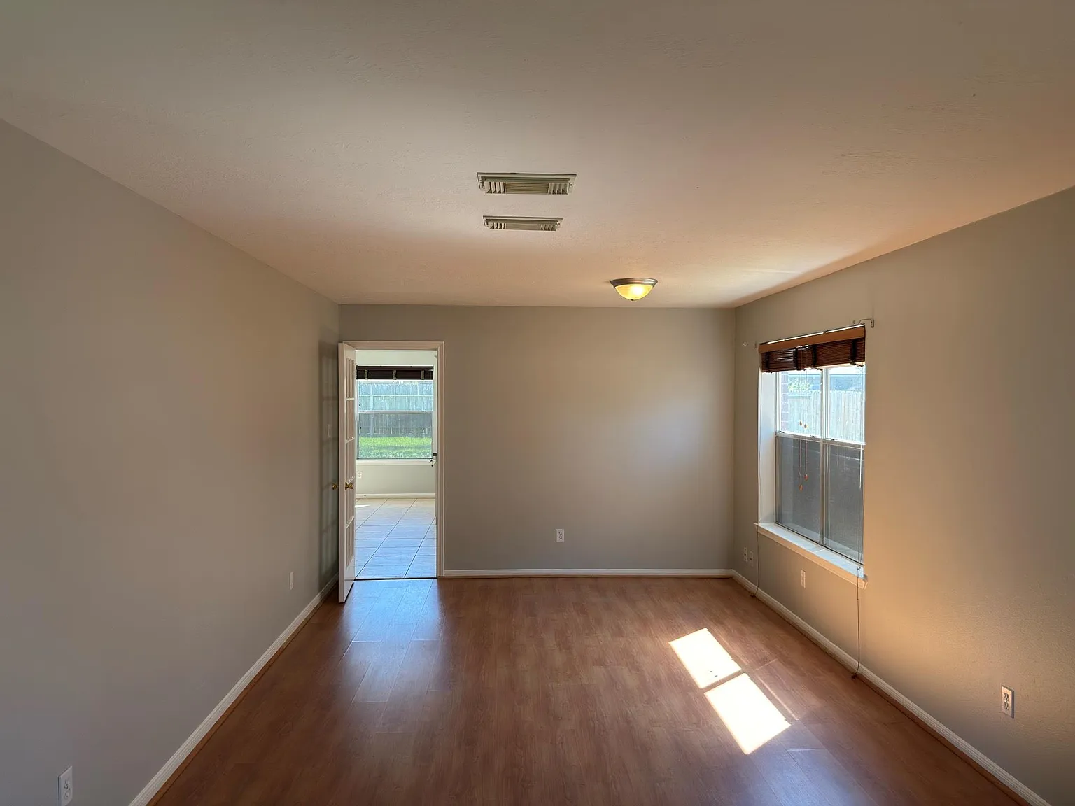5 bed, 2.5 bath, 2716 sqft, $2,500 — Photo 3