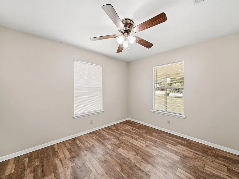 1017 Lions Park Dr — Photo 17