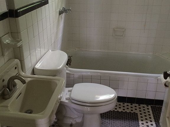 3rd image of 424 N Spring St