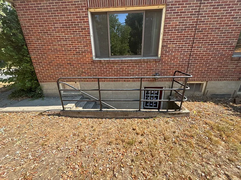 715 NE Stadium Way — Photo 2