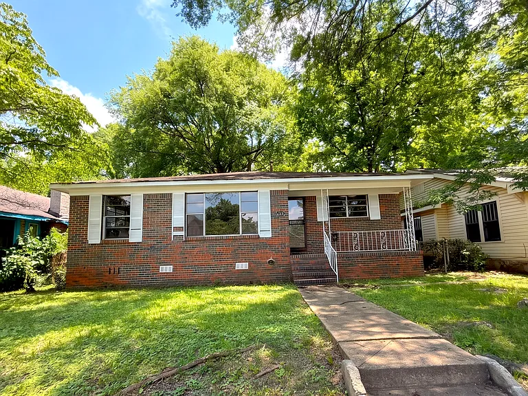 1221 Maple St — Photo 1