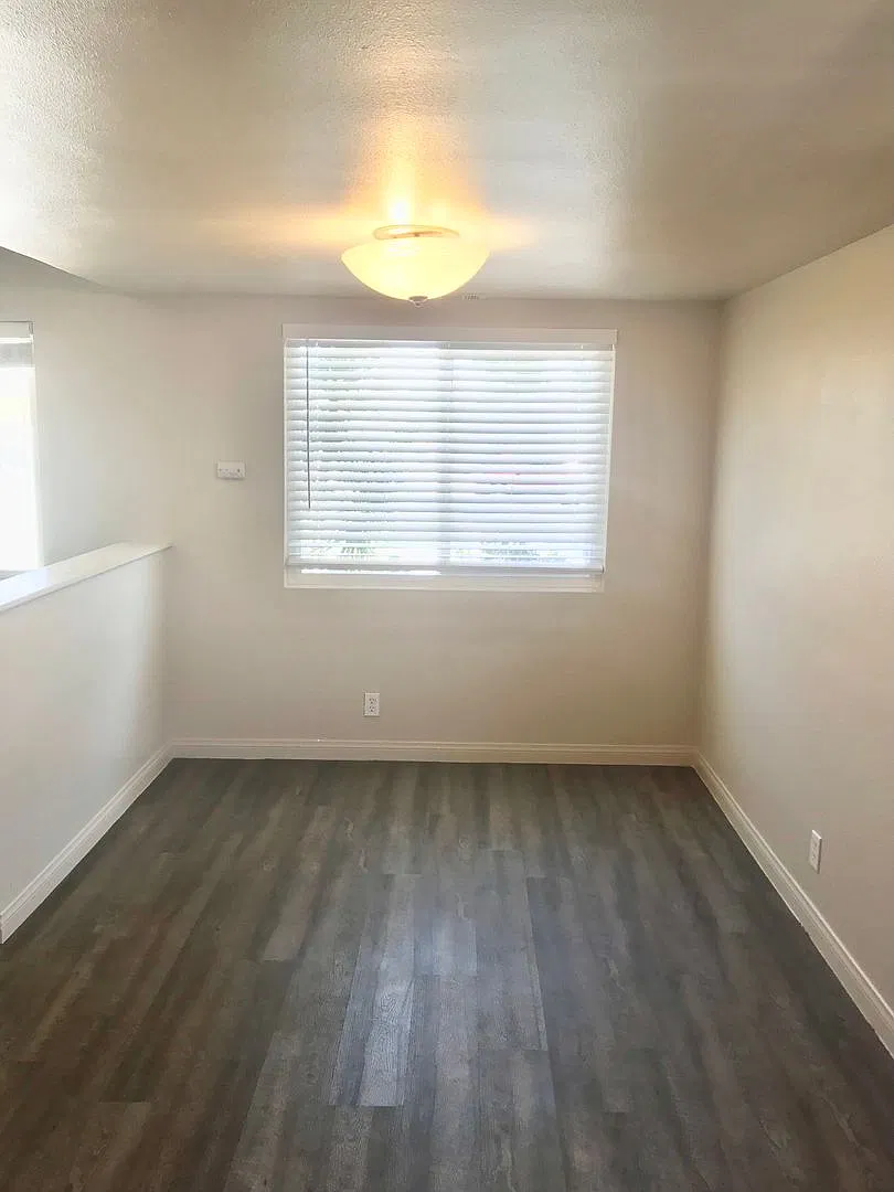 Beautiful Spacious 4 Bedroom Home With Garage with Air Conditioning! — Photo 4