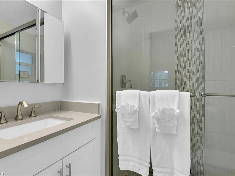 2048 Harbor Ln — Photo 16