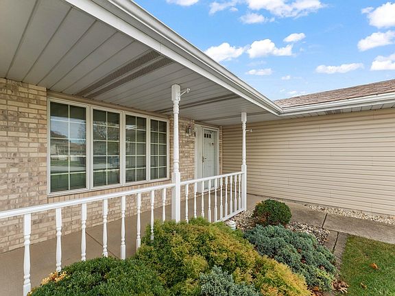 3rd image of 1101 Cambridge Ln